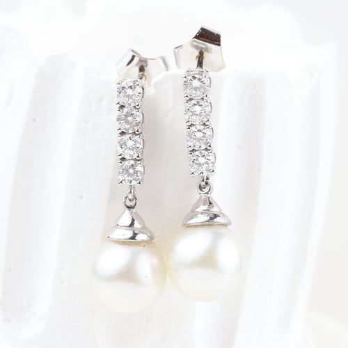 Boucles d'oreilles Boucles d'oreilles en or blanc 18 carats serties de diamants et de perles 58 Facettes