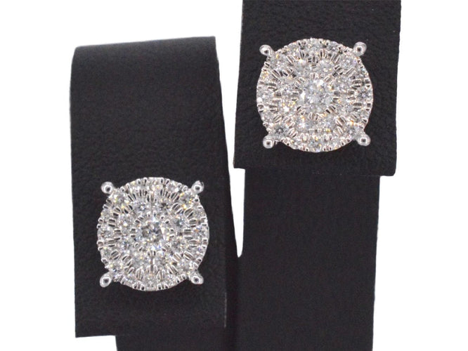 Boucles d'oreilles Boucles d'oreilles en or blanc avec un diamant taille brillant 58 Facettes 2108