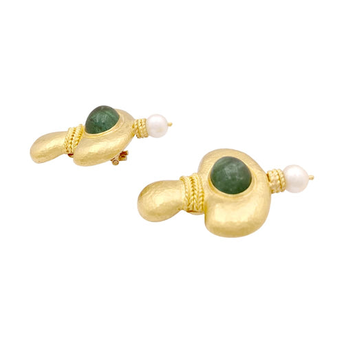 Boucles d'oreilles Boucles d'oreilles en or jaune 22kt martelé, tourmalines vertes et perles. 58 Facettes 34911