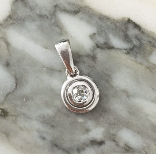 Pendentif Pendentif en or blanc serti d’un diamant 58 Facettes