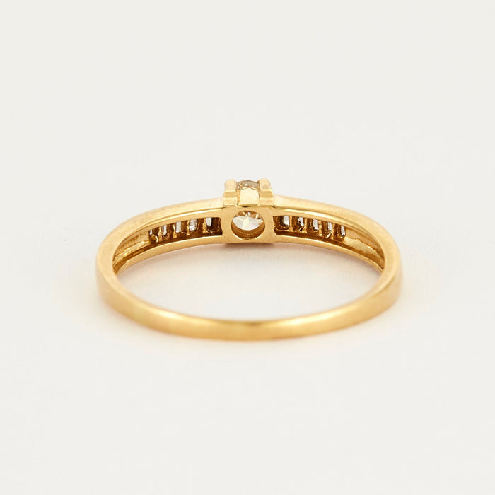 Ring aus Gelbgold, verziert mit Diamanten
