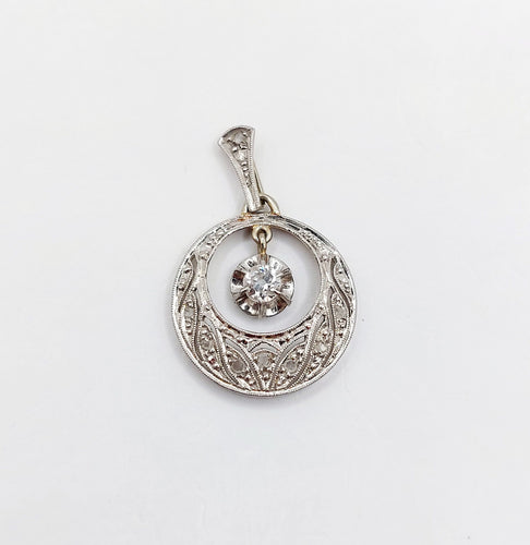 Pendentif Pendentif Art Déco or blanc , diamants et monture finement ciselée (circa 1920) 58 Facettes A05580
