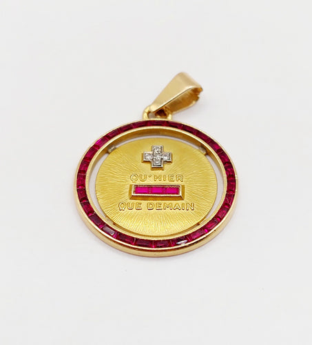 Pendentif Pendentif médaille d'amour 23mm or 18k diamant et rubis calibrés : "+ qu'hier - que demain" maison AUGIS 58 Facettes A06031