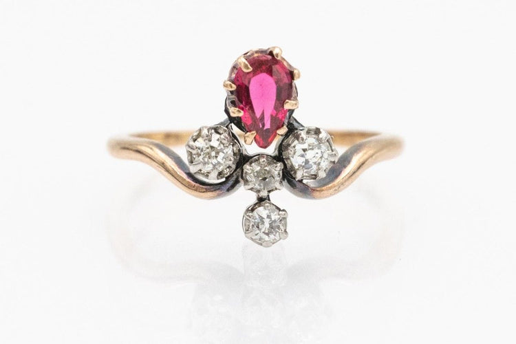 Bague 55 Bague en or jaune, doublet de diamants et de grenats, France, première moitié du XXe siècle 58 Facettes 10240