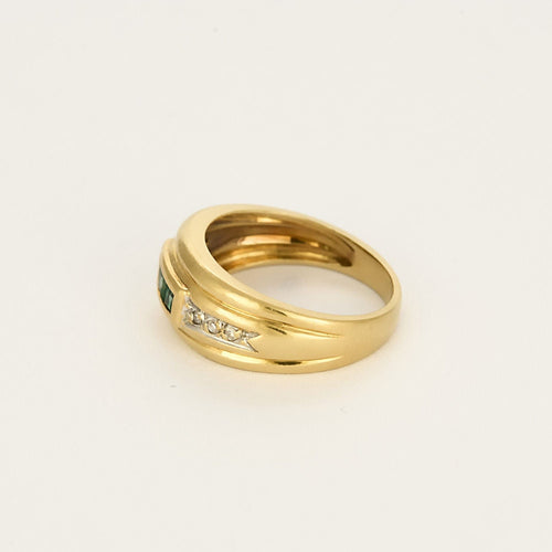 Ring i gult guld, smaragder och diamanter 