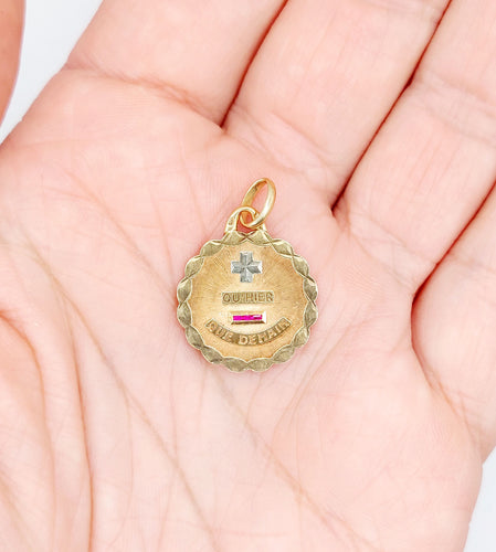 Pendentif Pendentif AUGIS médaille d'amour 19MM or rose 18k et rubis : "+ QU'HIER - QUE DEMAIN" 58 Facettes A05054