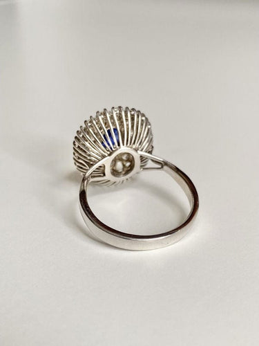 Bague 57 Bague Marguerite en or blanc, saphir et diamants 58 Facettes