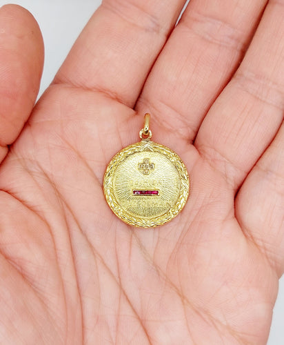 Pendentif RARE Pendentif médaille d'amour AUGIS 22mm or 18k diamant et rubis : "+ qu'hier - que demain" (circa 1930) 58 Facettes A04116