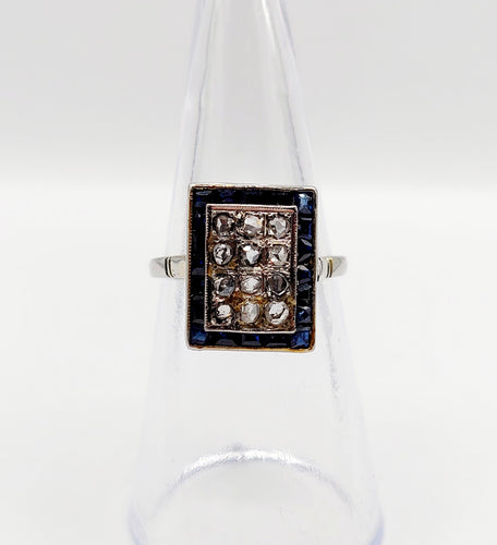 Pierścionek marquise art déco z białego złota 18k z diamentami i szafirami kalibrowanymi (około 1920) 