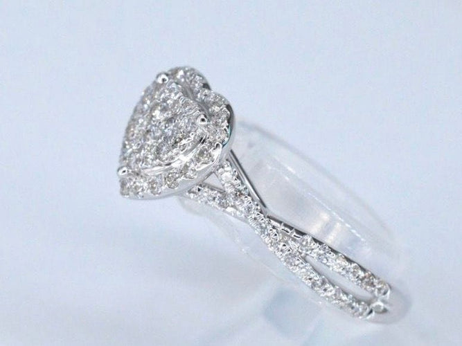 Bague 54 Bague entourage en or blanc en forme de cœur avec diamants 58 Facettes 2034