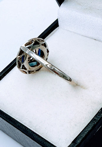 Okrągły pierścionek Art Deco z białego złota i Platyna wysadzany diamentami i szafirami 