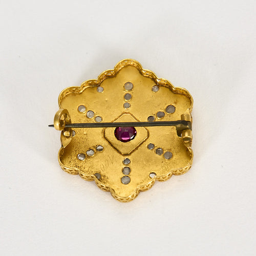 Brosje i gult gull med stjernemotiv, diamanter og syntetiske rubiner
