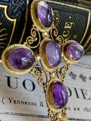 Importante croix en or jaune sertie de 6 améthystes 58 Facettes