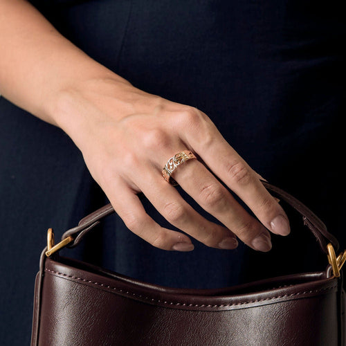 Aliança em ouro amarelo com motivo de folhas 