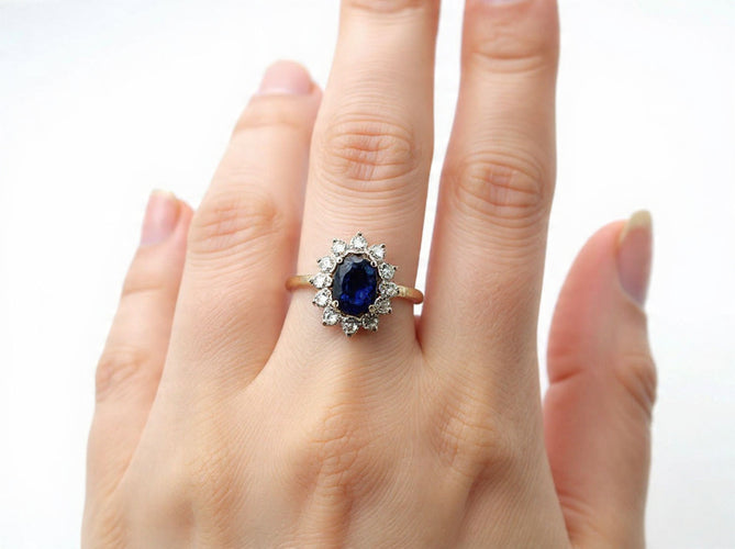 Anillo en oro blanco con zafiro central y diamantes 