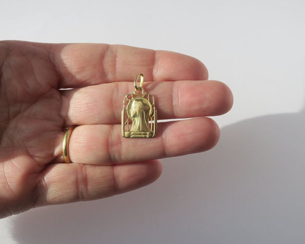 Pendentif Médaille Art Déco or jaune Vierge Marie Vitrail 58 Facettes