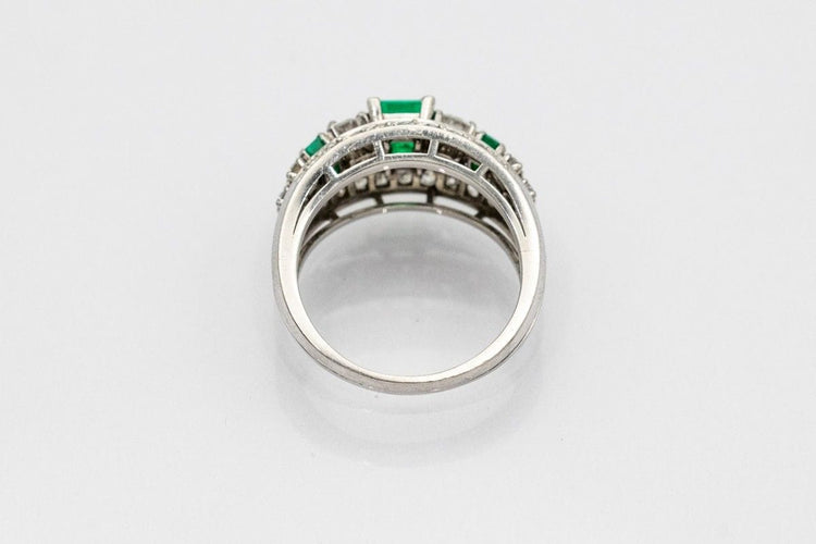 Bague 54 Bague unique en platine ornée d'émeraudes et de diamants. 58 Facettes 10363