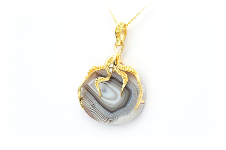 Pendentif Pendentif Années 70 en or jaune 18 carats serti d'une agate et d'un diamant "taille" brillant (+-0.025cts) 58 Facettes B673