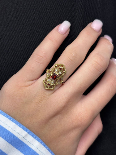 Antique yellow gold ring with garnets and diamonds 
