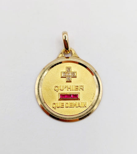 Pendentif Pendentif médaille d'amour AUGIS 23mm or 18k et rubis : "+ QU'HIER - QUE DEMAIN" 58 Facettes A06132