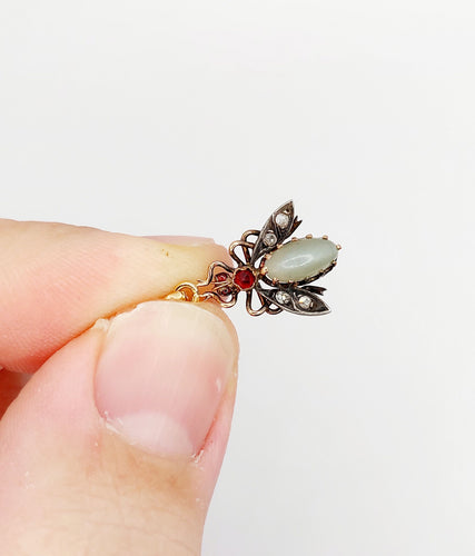 Colgante de abeja victoriano en oro rosa, diamantes y piedras (circa 1890) 