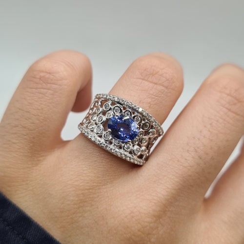 Bague 54 Bague or blanc sertie d'un saphir synthétique et diamants naturels 58 Facettes