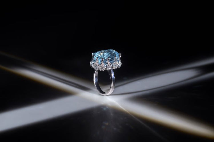 Witgouden ring bezet met een aquamarijn