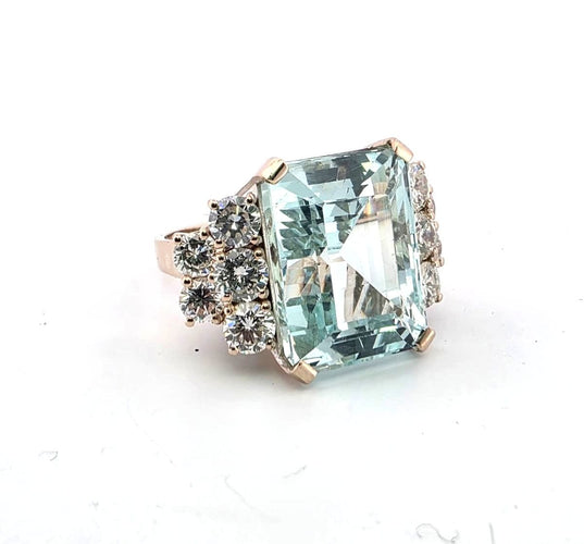 Bague 52 Bague en or blanc avec aigue-marine et diamants 58 Facettes