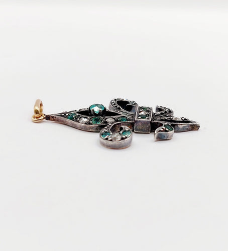 Pendentif Pendentif antique fleur de lys en or rose 18k et argent, émeraudes et diamants 58 Facettes A06351