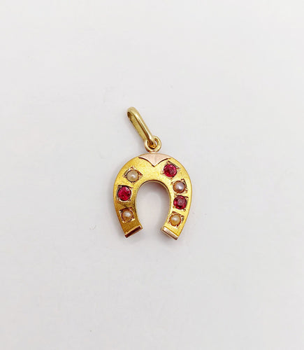 Pendentif Pendentif fer à cheval or jaune, perles et pierres rouges (circa 1900) 58 Facettes A06214