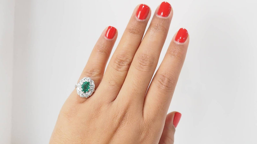 Bague 51 Bague marguerite en or blanc, émeraude et diamants 58 Facettes F4947