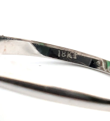 Bague 61 Bague en or blanc avec émeraude centrale et diamants environnants 58 Facettes