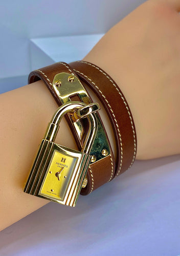 Montre Montre Hermès «  Kelly », cadran PM plaqué or, double tour cuir marron 58 Facettes AB453