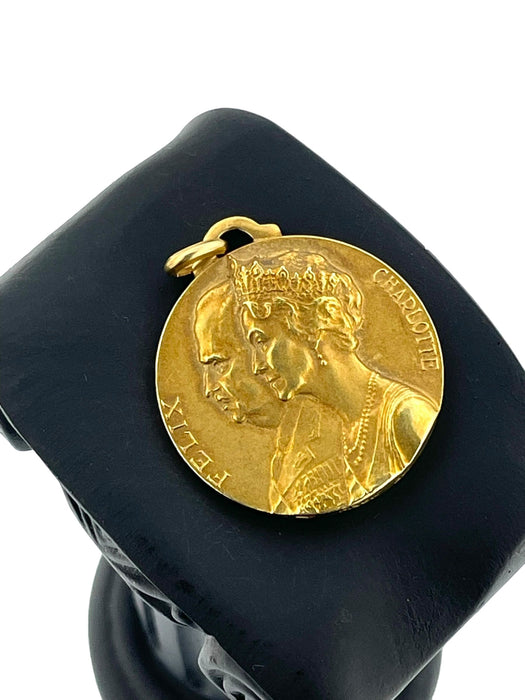 Yellow gold medal pendant by René Cliquet Grand Dukes and Grand Duchesses of Luxembourg