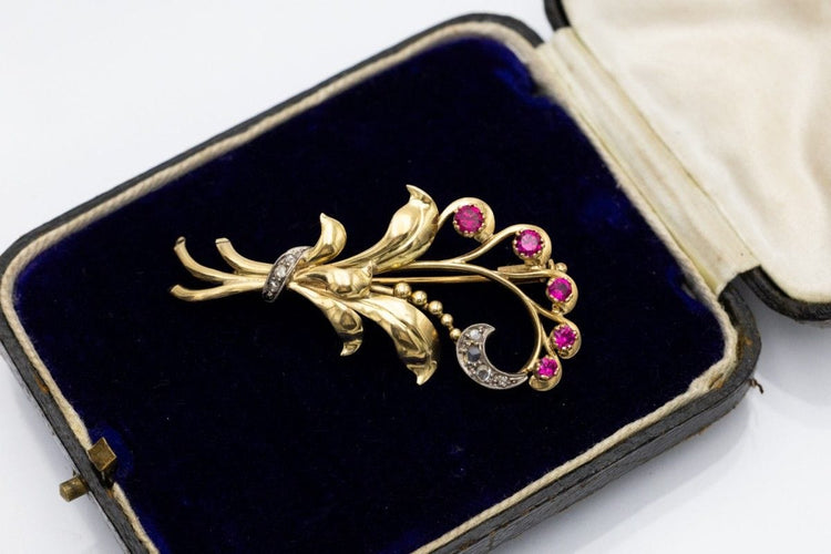 Gold brooch, bouquet of flowers with synthetic rubies and diamonds, first half of the 20th century. 58 Facettes 10832