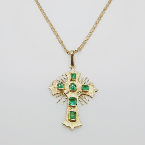 Pendentif Pendentif croix en or jaune orné d'émeraudes 58 Facettes 50353