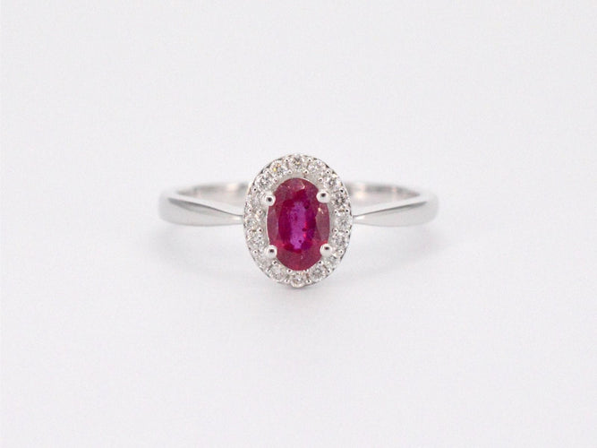 Bague 54 Bague entourage en or blanc avec diamants et rubis 58 Facettes 2011