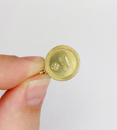 Pendentif AUGIS - Pendentif médaille d'amour 17mm or jaune  "+ qu'hier - que demain" (circa 1930) 58 Facettes A06133