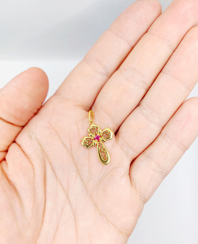 Pendentif Pendentif croix vintage or jaune finement travaillée ornée d'un rubis 58 Facettes A04922