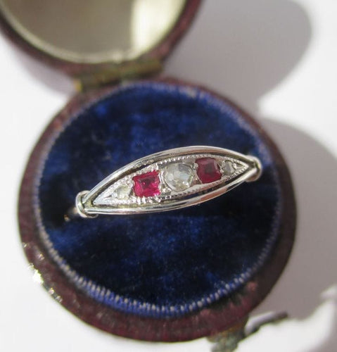 Bague 50.5 Bague jarretière Art Déco diamants, rubis calibrés, or et platine 58 Facettes