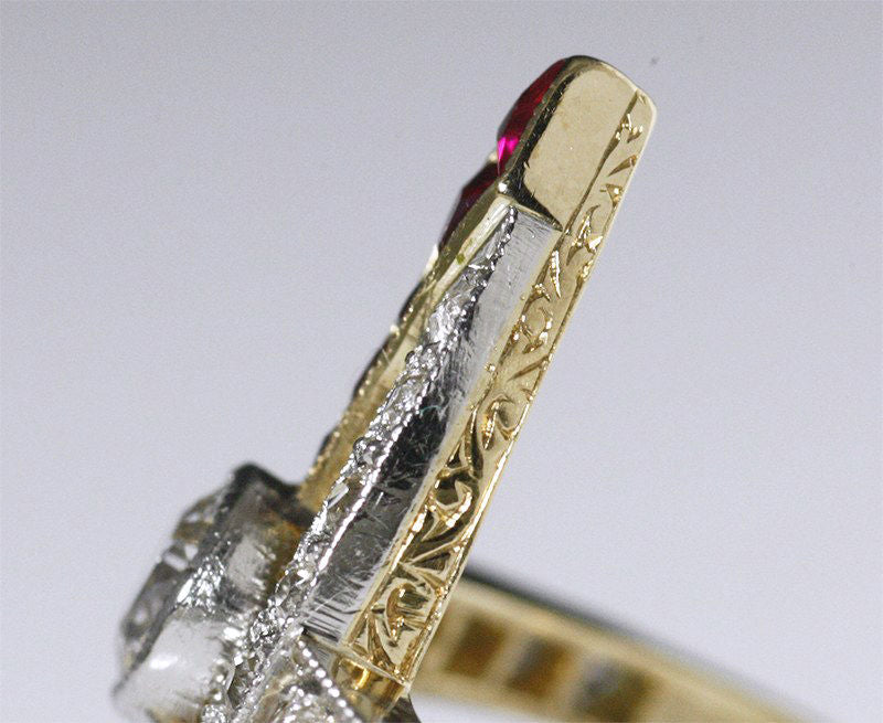 Anillo marquesa de oro, platino, diamantes y rubíes Art Deco