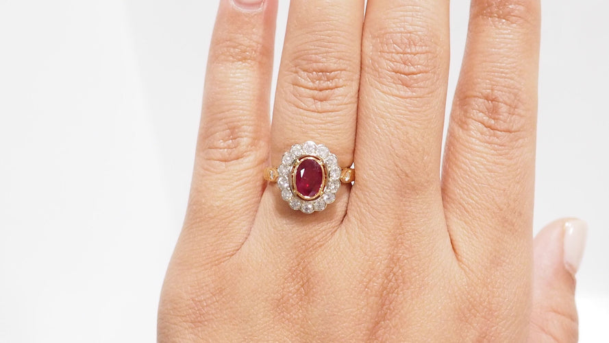 Bague 53 Bague entourage en or jaune, rubis et diamants 58 Facettes 32646