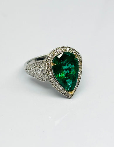 Bague 53 Bague moderne en or jaune avec émeraude naturelle en forme de poire et diamants 58 Facettes E19