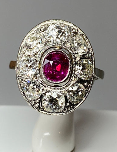 Soikea rubiini-timanttisormus