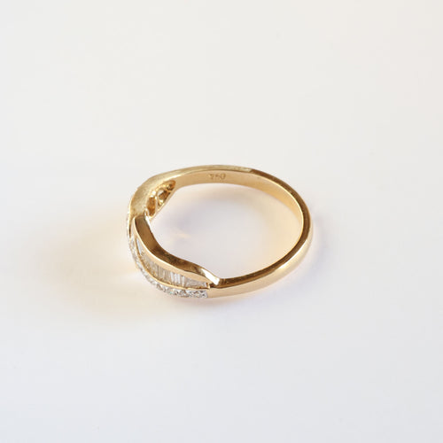 Yellow gold ring with diamonds 