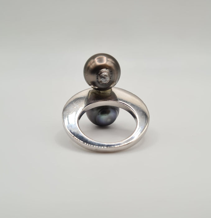 White gold ring set with Tahitian pearls and diamonds