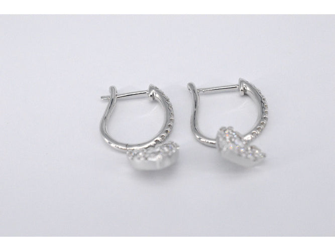 Boucles d'oreilles Boucles d'oreilles en or blanc serties de diamants en forme de cœur 58 Facettes 2174