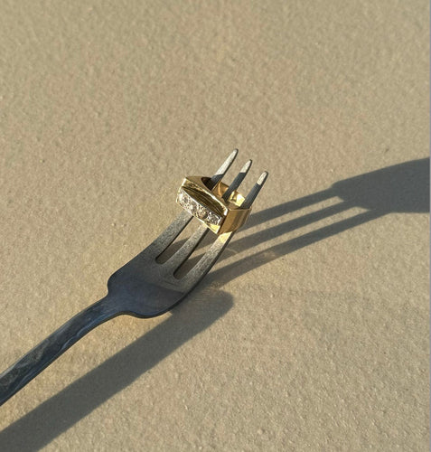 Prsten tank od žutog zlata sa dijamantima 