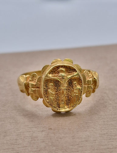 Bague 61 Bague chevalière en or jaune de la fin du XIXe siècle, thème Jésus 58 Facettes