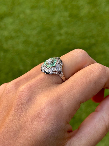 Bague 57 Bague de style Art déco en platine ornée de diamants, d'émeraudes et d'onyx 58 Facettes